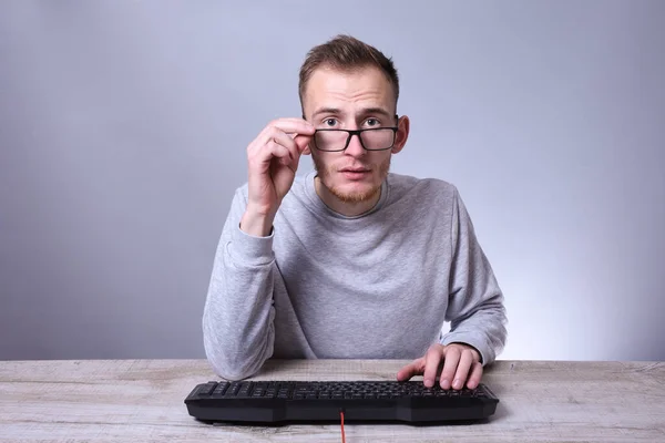 Grappige Nerd Jonge Zakenman Man Die Aan Computer Werkt Typ Stockfoto