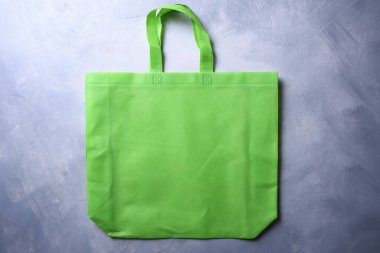 Ahşap bir arka planda tekstil çantası. .