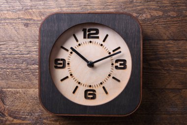 Ahşap arka planda el yapımı ahşap saat. Yakın plan. Bir metin için yer.