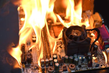 Yangın Yanıcı, yanan bilgisayar ana kartı, işlemci, gpu video kartı, devre kartında elektronik işlemci