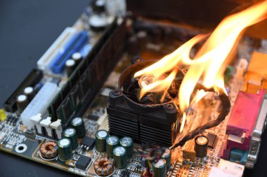 Yangın Yanıcı, yanan bilgisayar ana kartı, işlemci, gpu video kartı, devre kartında elektronik işlemci