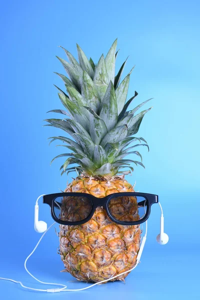 Zralý Ananas Ananas Glassem Santově Klobouku Novoroční Koncept Ovoce — Stock fotografie