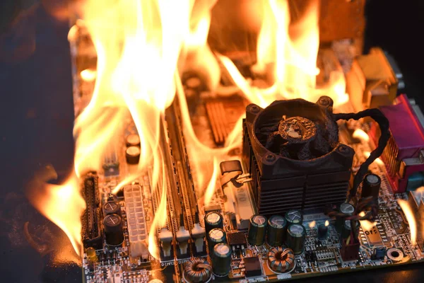 燃烧计算机主板 Cpu Gpu视频卡 电路板上的处理器与电子 — 图库照片