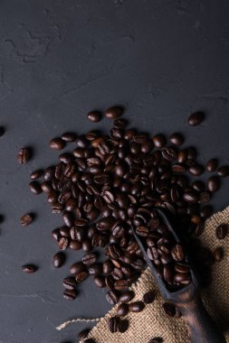 Kahve fincanı ve fasulye eski gri mutfak betonu, kaya masası. Metniniz için metin alanı olan en üstteki görünüm