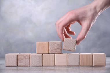 Boş bir tahta küp, sözcüğün için yer, mektup, masanın üzerinde sembol. Metin için yer, boş alan