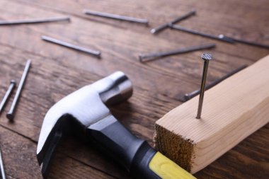 Çekiç demiri, santimetre bant ve tahta çiviler.