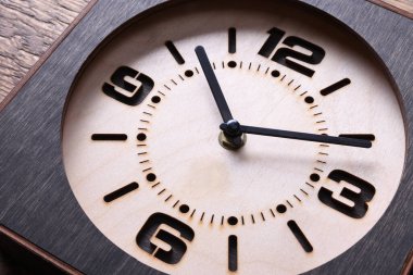 Ahşap arka planda el yapımı ahşap saat. Yakın plan. Bir metin için yer.