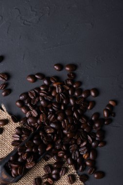 Kahve fincanı ve fasulye eski gri mutfak betonu, kaya masası. Metniniz için metin alanı olan en üstteki görünüm