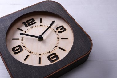 Ahşap arka planda el yapımı ahşap saat. Yakın plan. Bir metin için yer.