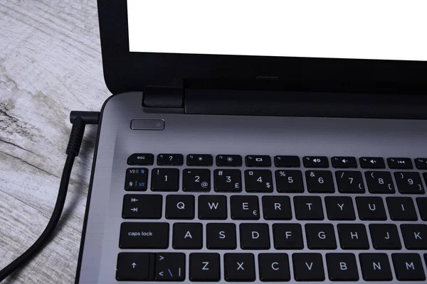 Laptop Komputer Ładuje Się Gniazdka 220 Biurku Przy Ścianie Energia — Zdjęcie stockowe