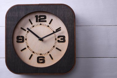 Ahşap arka planda el yapımı ahşap saat. Yakın plan. Bir metin için yer.