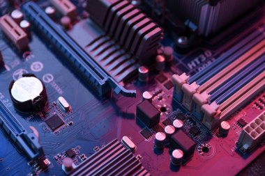 Bilgisayar ana kartı ve elektronik bileşenler Cpu gpu belleği ve bir video kartı için farklı soketler