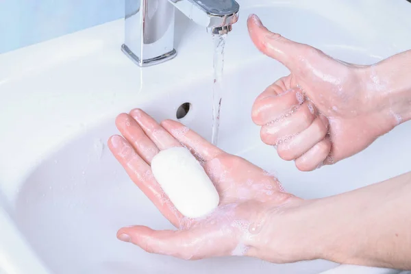 用肥皂洗手的男人擦拭洗碗槽里的日冕病毒 预防Covid 卫生习惯停止传播日冕病毒 — 图库照片