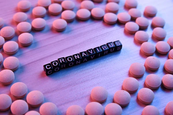 Palabra Inscripción Coronavirus Sobre Fondo Madera Marco Con Píldoras Médicas — Foto de Stock