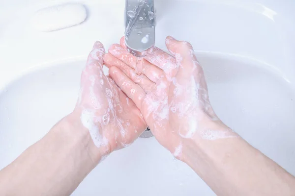 用肥皂洗手的男人擦拭洗碗槽里的日冕病毒 预防Covid 卫生习惯停止传播日冕病毒 — 图库照片