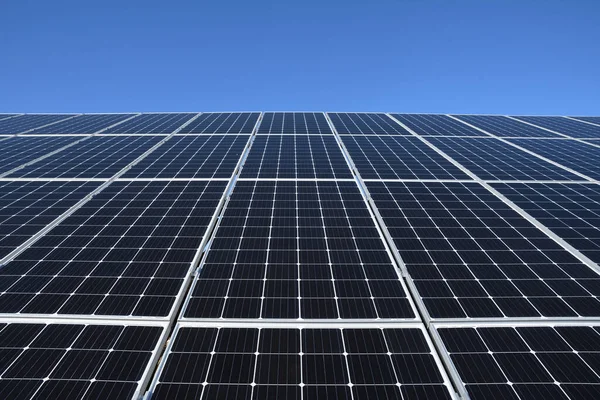 Paneles Solares Sobre Fondo Cielo Azul Contra Cielo Azul Profundo —  Fotos de Stock