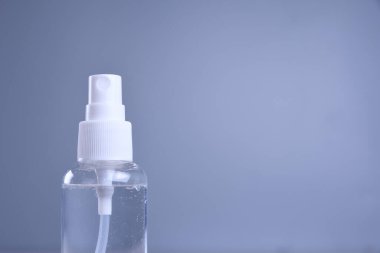 İnsanların dokunduğu çeşitli yüzeylerin dezenfekte edilmesi için dezenfekte spreyi. Coronavirus koruması.