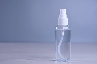 İnsanların dokunduğu çeşitli yüzeylerin dezenfekte edilmesi için dezenfekte spreyi. Coronavirus koruması.