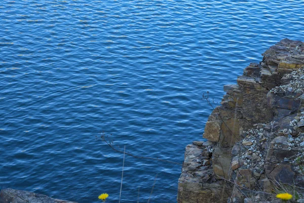 Steinfelsen Wassernähe Auf Dem Hintergrund Von See Fluss Meer Ozean — Stockfoto