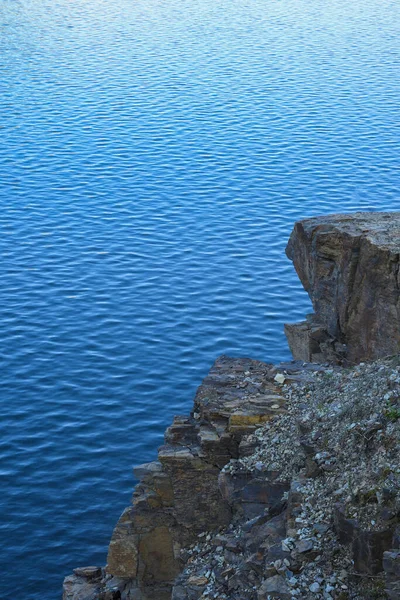Kenarındaki Kayalar Gölün Nehrin Denizin Okyanusun Arka Planında Mavi Berrak — Stok fotoğraf