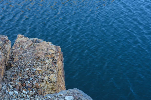 Stenstenar Nära Vatten Bakgrunden Sjö Flod Hav Hav Blått Klart — Stockfoto