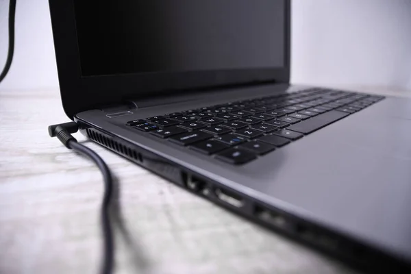 Laptop Komputer Ładuje Się Gniazdka 220 Biurku Przy Ścianie Energia — Zdjęcie stockowe