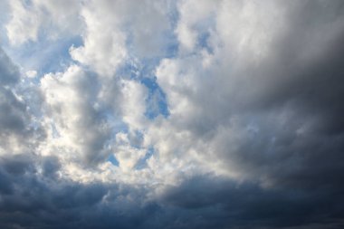 Fırtınalı gökyüzü, gün batımında fırtına, güzel bir güneşle.