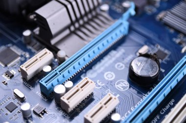 Bilgisayar ana kartı ve elektronik bileşenler Cpu gpu belleği ve bir video kartı için farklı soketler
