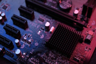 Bilgisayar ana kartı ve elektronik bileşenler Cpu gpu belleği ve bir video kartı için farklı soketler