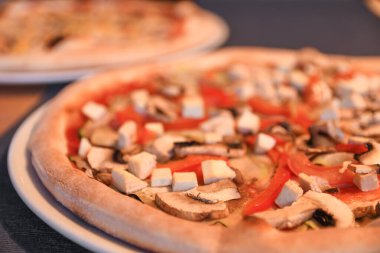 Kafedeki masada vejetaryen pizza. Mavi arkaplan ile yakın plan