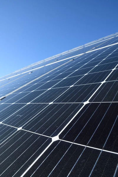 Paneles Solares Sobre Fondo Cielo Azul Contra Cielo Azul Profundo —  Fotos de Stock