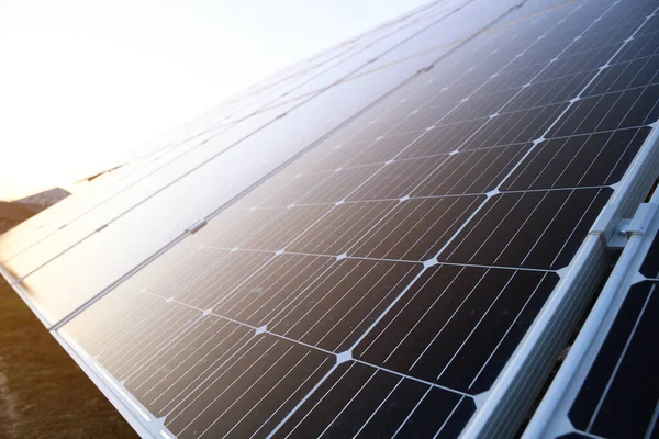 Paneles Solares Sobre Fondo Cielo Azul Contra Cielo Azul Profundo —  Fotos de Stock