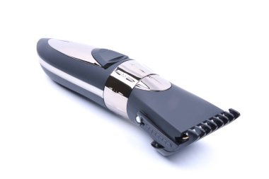 Kablosuz saç kesme makinesi ve beyaz arka planda izole edilmiş sakal. Saç kurutma makinesi.