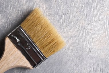 Gri beton arka planda boya fırçaları. Üst görünüm