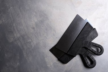 Gri beton arka planda macunun uygulanması için spatula. Üst görünüm