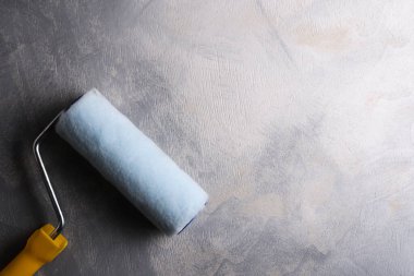 Gri beton zemini boyamak için silindirler. Üst manzara.