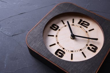 Ahşap arka planda el yapımı ahşap saat. Yakın plan. Bir metin için yer.