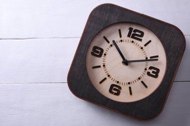 Ahşap arka planda el yapımı ahşap saat. Yakın plan. Bir metin için yer.
