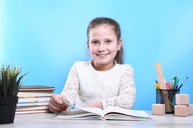 Okula dönüyorum. Mutlu, çalışkan çocuk içeride bir masada oturuyor. Çocuk sınıfta öğreniyor. Karantina. Çocuk evde öğreniyor.