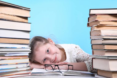 Okula dönüyorum. Mutlu, çalışkan çocuk içeride bir masada oturuyor. Çocuk sınıfta öğreniyor. Evde öğreniyor. Dağlar dolusu kitap..