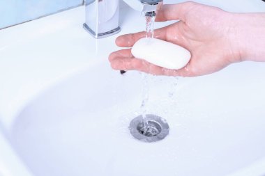 Lavaboda ellerini yıkamak Corona virüsü için sabuncuyla ovuşturmak, COVID-19 önleme, koronavirüs yaymayı durdurmak için hijyen..