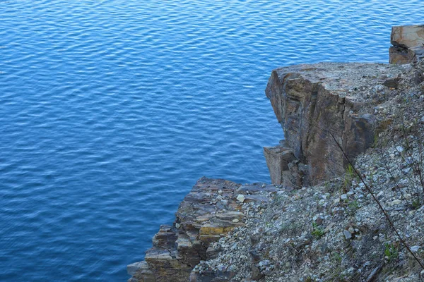 Камень Скалы Возле Воды Фоне Озера Реки Моря Океана Синяя — стоковое фото