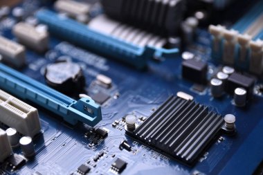 Bilgisayar ana kartı ve elektronik bileşenler Cpu gpu belleği ve bir video kartı için farklı soketler