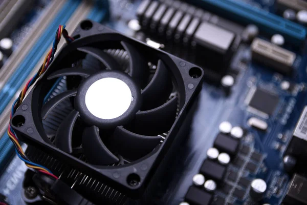 Bilgisayar ana kartı ve elektronik bileşenler Cpu gpu belleği ve bir video kartı için farklı soketler
