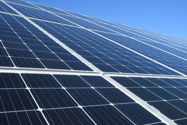 Paneles Solares Sobre Fondo Cielo Azul Contra Cielo Azul Profundo —  Fotos de Stock