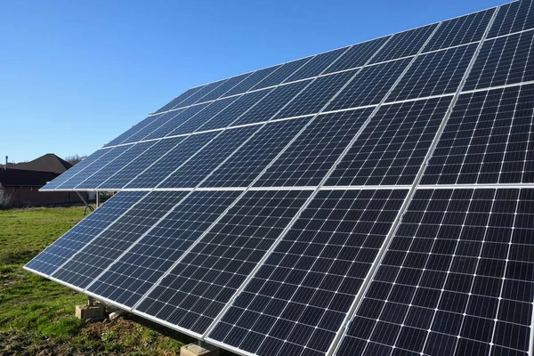 Paneles Solares Sobre Fondo Cielo Azul Contra Cielo Azul Profundo —  Fotos de Stock