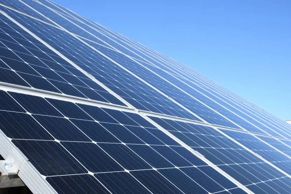 Paneles Solares Sobre Fondo Cielo Azul Contra Cielo Azul Profundo —  Fotos de Stock