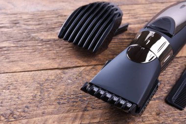 Hortumlu budayıcı. Yeni bir kablosuz budayıcı alıyorum. Ahşap bir arka planda. Yakın plan. Metin için bir boşluk ile