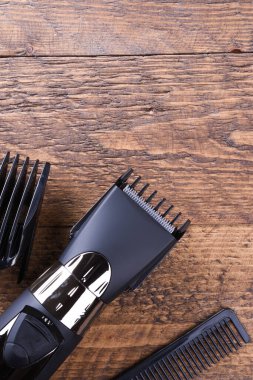 Hortumlu budayıcı. Yeni bir kablosuz budayıcı alıyorum. Ahşap bir arka planda. Yakın plan. Metin için bir boşluk ile