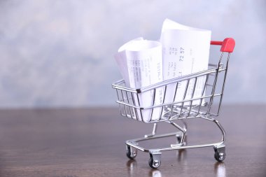 Dükkanlardan ve alışveriş arabalarından çekler. Kapat.